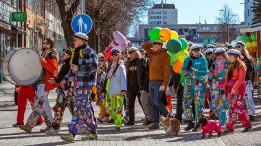 Mayıs Arifesi geleneksel bir öğrenci karnavalı günüdür. Öğrenciler liyakat uygulamaları ile renkli tulumlar giyerler. Şehrin sokaklarında şenlik yürüyüşü. Oulu, Finlandiya - 2025, 30 Nisan.