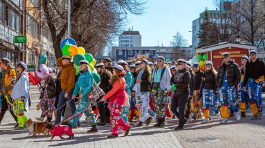 Mayıs Arifesi geleneksel bir öğrenci karnavalı günüdür. Öğrenciler liyakat uygulamaları ile renkli tulumlar giyerler. Şehrin sokaklarında şenlik yürüyüşü. Oulu, Finlandiya - 2025, 30 Nisan.