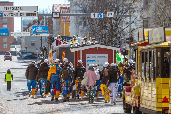 Mayıs Arifesi geleneksel bir öğrenci karnavalı günüdür. Öğrenciler liyakat uygulamaları ile renkli tulumlar giyerler. Şehrin sokaklarında şenlik yürüyüşü. Oulu, Finlandiya - 2025, 30 Nisan.