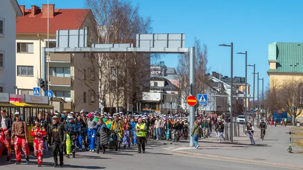 Mayıs Arifesi geleneksel bir öğrenci karnavalı günüdür. Öğrenciler liyakat uygulamaları ile renkli tulumlar giyerler. Şehrin sokaklarında şenlik yürüyüşü. Oulu, Finlandiya - 2025, 30 Nisan.