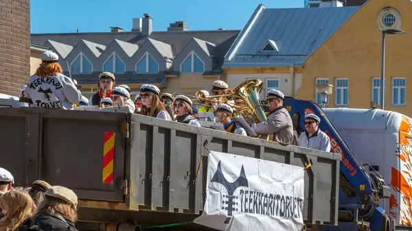 Mayıs Arifesi geleneksel bir öğrenci karnavalı günüdür. Törene ünlü bando grubu TeekkariTorvet eşlik ediyor. Oulu, Finlandiya - 2025, 30 Nisan.