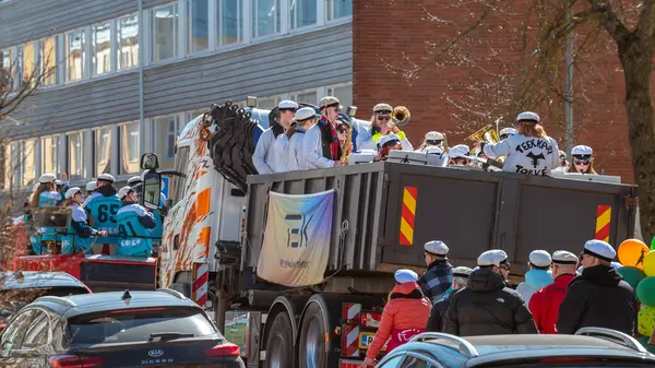 Mayıs Arifesi geleneksel bir öğrenci karnavalı günüdür. Törene ünlü bando grubu TeekkariTorvet eşlik ediyor. Oulu, Finlandiya - 2025, 30 Nisan.