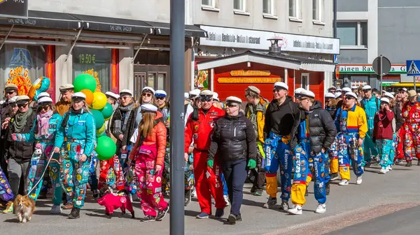 Mayıs Arifesi geleneksel bir öğrenci karnavalı günüdür. Öğrenciler liyakat uygulamaları ile renkli tulumlar giyerler. Şehrin sokaklarında şenlik yürüyüşü. Oulu, Finlandiya - 2025, 30 Nisan.