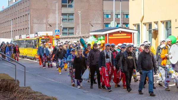Mayıs Arifesi geleneksel bir öğrenci karnavalı günüdür. Öğrenciler liyakat uygulamaları ile renkli tulumlar giyerler. Şehrin sokaklarında şenlik yürüyüşü. Oulu, Finlandiya - 2025, 30 Nisan.