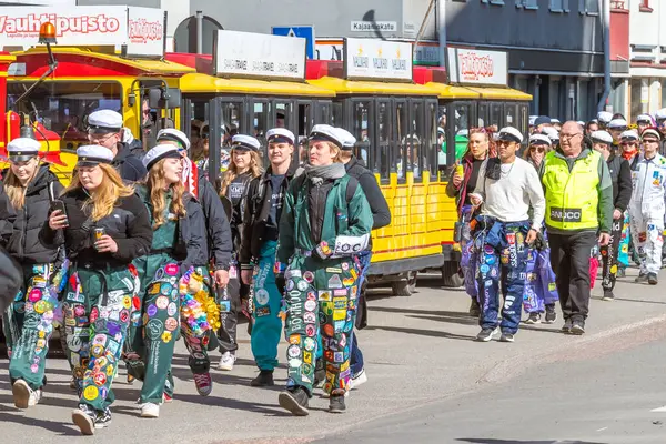 Mayıs Arifesi geleneksel bir öğrenci karnavalı günüdür. Öğrenciler liyakat uygulamaları ile renkli tulumlar giyerler. Şehrin sokaklarında şenlik yürüyüşü. Oulu, Finlandiya - 2025, 30 Nisan.