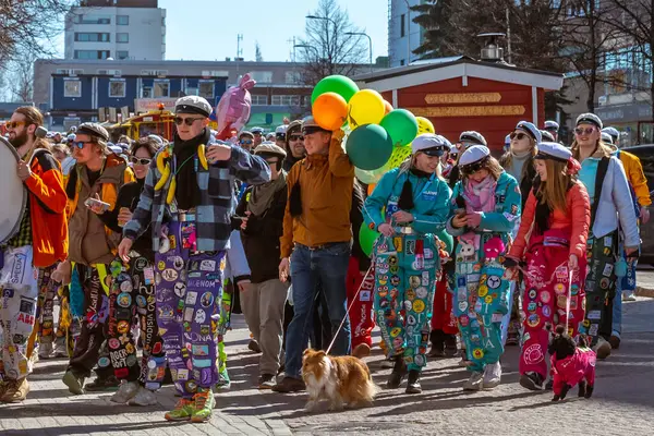 Mayıs Arifesi geleneksel bir öğrenci karnavalı günüdür. Öğrenciler liyakat uygulamaları ile renkli tulumlar giyerler. Şehrin sokaklarında şenlik yürüyüşü. Oulu, Finlandiya - 2025, 30 Nisan.