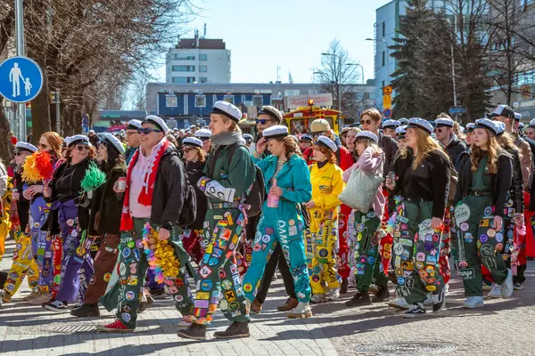 Mayıs Arifesi geleneksel bir öğrenci karnavalı günüdür. Öğrenciler liyakat uygulamaları ile renkli tulumlar giyerler. Şehrin sokaklarında şenlik yürüyüşü. Oulu, Finlandiya - 2025, 30 Nisan.