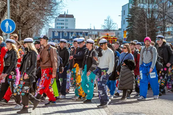 Mayıs Arifesi geleneksel bir öğrenci karnavalı günüdür. Öğrenciler liyakat uygulamaları ile renkli tulumlar giyerler. Şehrin sokaklarında şenlik yürüyüşü. Oulu, Finlandiya - 2025, 30 Nisan.