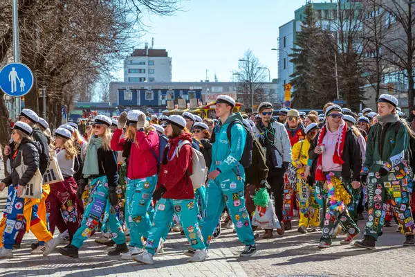 Mayıs Arifesi geleneksel bir öğrenci karnavalı günüdür. Öğrenciler liyakat uygulamaları ile renkli tulumlar giyerler. Şehrin sokaklarında şenlik yürüyüşü. Oulu, Finlandiya - 2025, 30 Nisan.