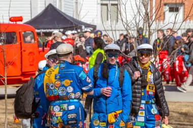 Mayıs Arifesi - Fin öğrenciler Vappu 'yu kutluyor. Liyakat uygulamaları ve beyaz şapkalı renkli tulumlar giymişti. Oulu, Finlandiya - 2025, 30 Nisan.