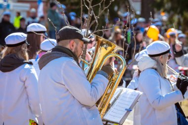Borazancı. Popüler öğrenci bandosu Teekkari Torvet çalıyor. Mayıs Arifesi - öğrenciler Vappu 'yu kutluyor. Liyakat uygulamaları ve beyaz şapkalı renkli tulumlar giymişti. Oulu, Finlandiya - 2025, 30 Nisan