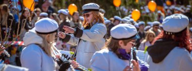 Kondüktör. Popüler öğrenci bandosu Teekkari Torvet çalıyor. Mayıs Arifesi - öğrenciler Vappu 'yu kutluyor. Liyakat uygulamaları ve beyaz şapkalı renkli tulumlar giymişti. Oulu, Finlandiya - 2025, 30 Nisan