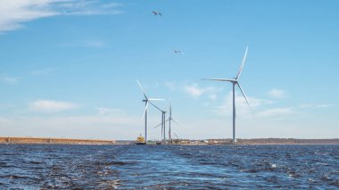 Finlandiya 'nın Hailuoto ve Oulunsalo adaları arasındaki en büyük köprüsünün inşaat sahasına beton dökülüyor. 2026 sonbaharında bir köprü olacak. Bu arada. Feribot burada çalışıyor..