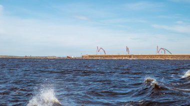 Finlandiya 'nın Hailuoto ve Oulunsalo adaları arasındaki en büyük köprüsünün inşaat sahasına beton dökülüyor. 2026 sonbaharında bir köprü olacak. Bu arada. Feribot burada çalışıyor..