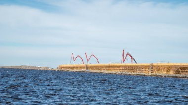 Finlandiya 'nın Hailuoto ve Oulunsalo adaları arasındaki en büyük köprüsünün inşaat sahasına beton dökülüyor. 2026 sonbaharında bir köprü olacak. Bu arada. Feribot burada çalışıyor..