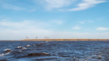 Finlandiya 'nın Hailuoto ve Oulunsalo adaları arasındaki en büyük köprüsünün inşaat sahasına beton dökülüyor. 2026 sonbaharında bir köprü olacak. Bu arada. Feribot burada çalışıyor..