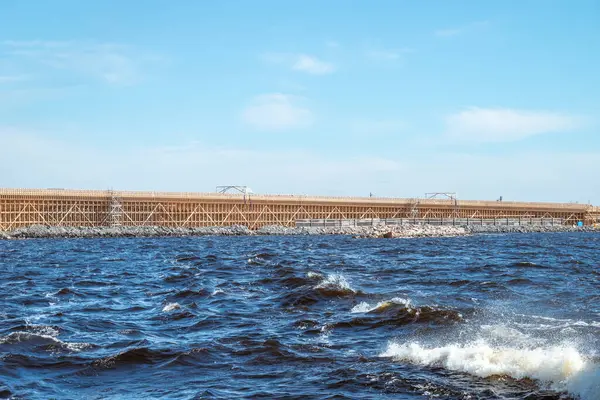 Finlandiya 'nın Hailuoto ve Oulunsalo adaları arasındaki en büyük köprüsünün inşaat sahasına beton dökülüyor. 2026 sonbaharında bir köprü olacak. Bu arada. Feribot burada çalışıyor..