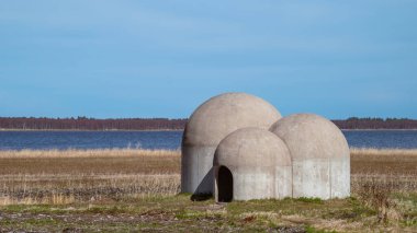 Akustik İnşaat Organum. Üç birbirine bağlı beton kubbe. İçerideki akustik çok sıradışı. Hailuoto Adası, Oulu, Finlandiya.