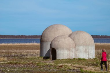 Akustik İnşaat Organum. Üç birbirine bağlı beton kubbe. İçerideki akustik çok sıradışı. Hailuoto Adası, Oulu, Finlandiya.