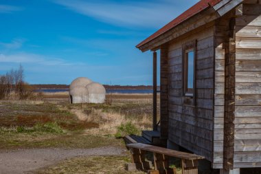 Akustik İnşaat Organum. Üç birbirine bağlı beton kubbe. İçerideki akustik çok sıradışı. Hailuoto Adası, Oulu, Finlandiya.