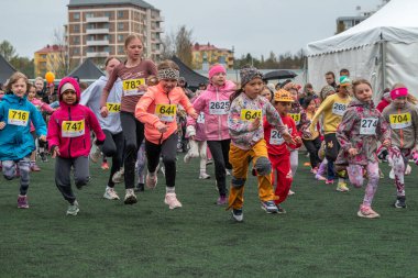 Kaçan çocuklar. Küçük atletlerin duyguları ve kararlılıkları açıkça görülüyor. Çocuk sporları müsabakasının heyecanı Oulu, Finlandiya - 2025, 23 Mayıs.