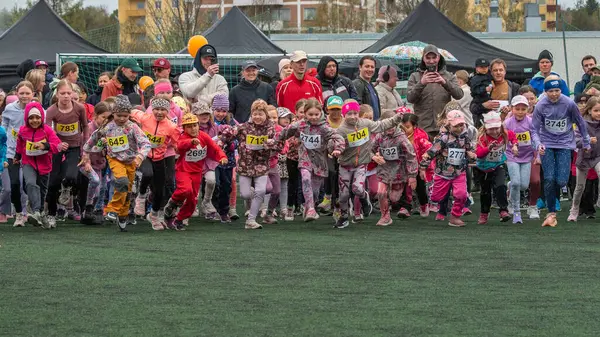 Çocuk yarışının başlangıcı için. Küçük atletlerin duyguları ve kararlılıkları açıkça görülüyor. Çocuk spor müsabakalarının heyecanı. Oulu, Finlandiya - 2025, 23 Mayıs.