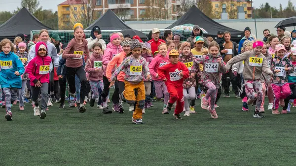 Kaçan çocuklar. Küçük atletlerin duyguları ve kararlılıkları açıkça görülüyor. Çocuk sporları müsabakasının heyecanı Oulu, Finlandiya - 2025, 23 Mayıs.