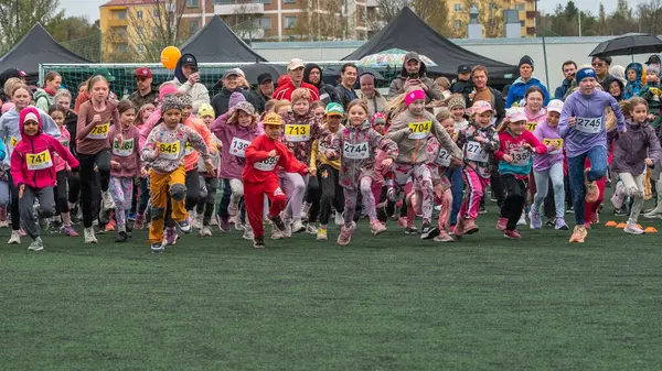 Çocuk yarışının başlangıcı için. Küçük atletlerin duyguları ve kararlılıkları açıkça görülüyor. Çocuk spor müsabakalarının heyecanı. Oulu, Finlandiya - 2025, 23 Mayıs.