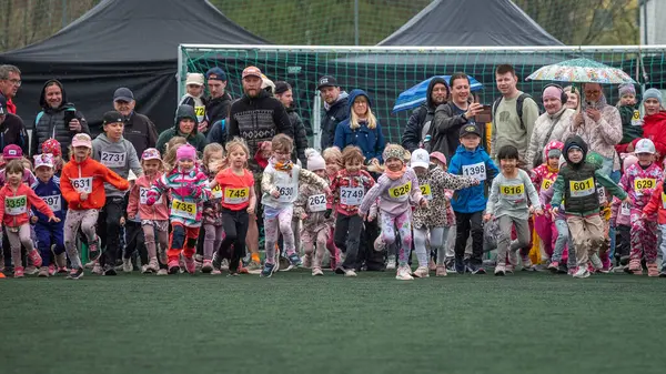 Çocuk yarışının başlangıcı için. Küçük atletlerin duyguları ve kararlılıkları açıkça görülüyor. Çocuk spor müsabakalarının heyecanı. Oulu, Finlandiya - 2025, 23 Mayıs.