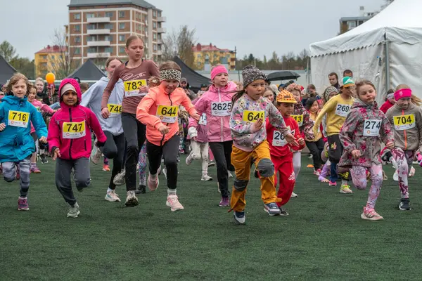 Kaçan çocuklar. Küçük atletlerin duyguları ve kararlılıkları açıkça görülüyor. Çocuk sporları müsabakasının heyecanı Oulu, Finlandiya - 2025, 23 Mayıs.