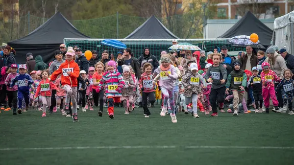 Kaçan çocuklar. Küçük atletlerin duyguları ve kararlılıkları açıkça görülüyor. Çocuk sporları müsabakasının heyecanı Oulu, Finlandiya - 2025, 23 Mayıs.