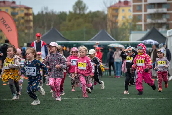 Kaçan çocuklar. Küçük atletlerin duyguları ve kararlılıkları açıkça görülüyor. Çocuk sporları müsabakasının heyecanı Oulu, Finlandiya - 2025, 23 Mayıs.