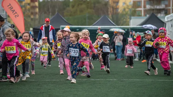 Kaçan çocuklar. Küçük atletlerin duyguları ve kararlılıkları açıkça görülüyor. Çocuk sporları müsabakasının heyecanı Oulu, Finlandiya - 2025, 23 Mayıs.