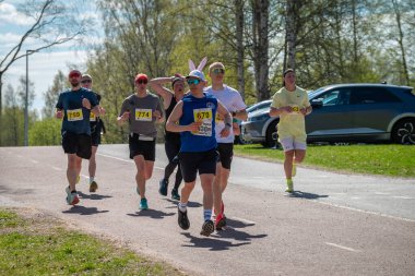 Geleneksel Terwamaraton atletizm yarışı. Uzakta sporcular var. Oulu, Finlandiya - 2025, 24 Mayıs