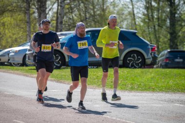 Geleneksel Terwamaraton atletizm yarışı. Uzakta sporcular var. Oulu, Finlandiya - 2025, 24 Mayıs