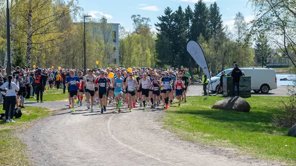 Geleneksel Terwamaraton atletizm yarışı. Başla. Oulu, Finlandiya - 2025, 24 Mayıs.