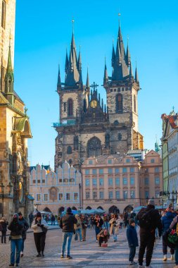 Prag 'ın ikonik kilisesi Tyn' dan önce görkemli Gotik kuleleriyle Eski Şehir Meydanı 'nın tepesinde yükseliyor. Prag, Çek Cumhuriyeti - 18 Şubat 2025.