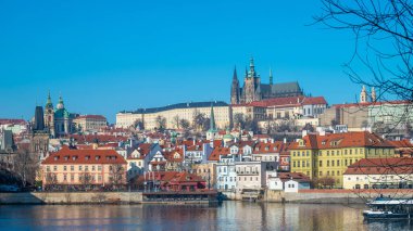 Tarihi Prag Skyline: Kale, Katedral ve Kızıl Çatı. Majestic Prag Şatosu Vltava Nehri ve Mala Strana 'ya bakıyor. Renkli şehir manzarası. Prag, Çek Cumhuriyeti - 19 Şubat 2025.