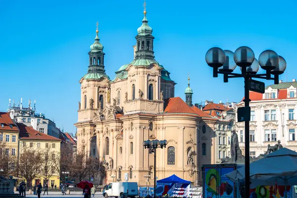 Prag 'ın Küçük Şehir Meydanı' ndaki muhteşem St. Nicholas Barok Kilisesi, ziyaretçileri çeken büyük bir mimari eser. Prag, Çek Cumhuriyeti - 18 Şubat 2025