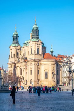 Prag 'ın Küçük Şehir Meydanı' ndaki muhteşem St. Nicholas Barok Kilisesi, ziyaretçileri çeken büyük bir mimari eser. Prag, Çek Cumhuriyeti - 19 Şubat 2025.