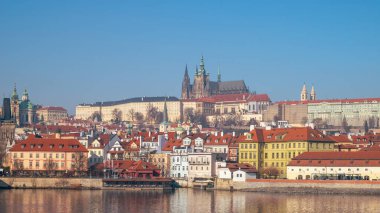 Tarihi Prag Skyline: Kale, Katedral ve Kızıl Çatı. Majestic Prag Şatosu Vltava Nehri ve Mala Strana 'ya bakıyor. Renkli şehir manzarası. Prag, Çek Cumhuriyeti - 19 Şubat 2025.