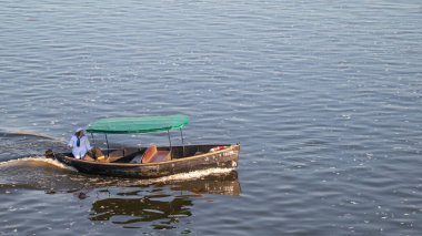 Nehir gezisi için Vltava Nehri 'nde geleneksel küçük motorlu tekne. Tarihi kenti ana su yolundan deneyimlemek için yaygın bir yöntem. Prag, Çek Cumhuriyeti - 19 Şubat 2025.