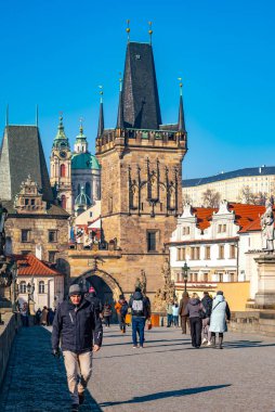 Tarihsel ikonik Charles Köprüsü Heykellerle süslenmiştir. Majestic Eski Şehir Köprüsü Kulesi. Burada her zaman koşuşturan bir sürü turist vardır. Prag, Çek Cumhuriyeti - 19 Şubat 2025.