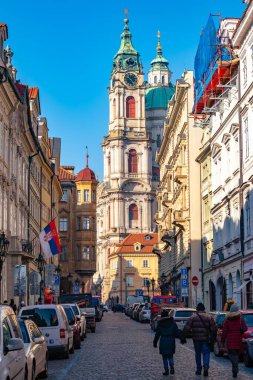 Prag 'ın Küçük Kasabası' ndaki St. Nicholas Kilisesi 'ne giden tarihi sokak manzarası. Prag, Çek Cumhuriyeti - 19 Şubat 2025.