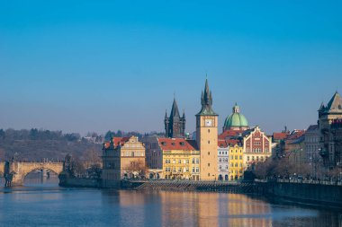 Rudolfinum ve Eski Şehir Köprüsü Kulesi ile Prag Riverfront. Tarihi Prag Mimarisi ile Vltava Nehri Manzarası. İkonik Prag Simgeleri. Prag, Çek Cumhuriyeti - 19 Şubat 2025.