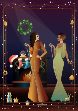Şöminenin önünde mikrofonu olan eski moda elbiseli bir kadın. Şarkıcının yeni yıl tatilindeki performansı. Tatil kavramı, kış tatili, yeni yıl, Noel