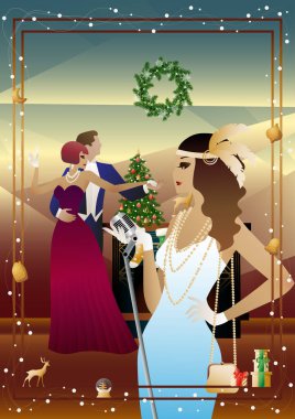 Şöminenin önünde mikrofonu olan eski moda elbiseli bir kadın. Şarkıcının yeni yıl tatilindeki performansı. Tatil kavramı, kış tatili, yeni yıl, Noel