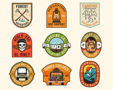 Kamp Serüvenleri rozetleri dağlarla, karavan arabalarıyla dizayn edilmiş. Seyahat logosu grafikleri. Stok vektör kamp etiketleri.