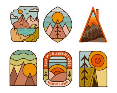 Açık hava macera rozetleri ayarlandı. Kamp macerası etiketleri eski moda. Tişört için dağ logosu grafikleri. Stock vektör çizim simgeleri.
