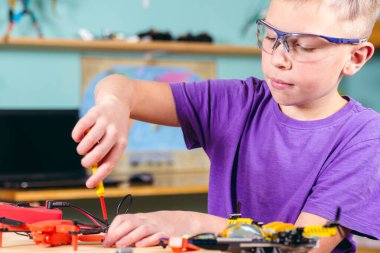 Çocuk İHA 'yı tamir ediyor. Temel teknik eğitim.